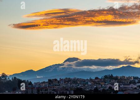 Volcan Cayambe et ville de Quito au lever du soleil, Équateur. Banque D'Images