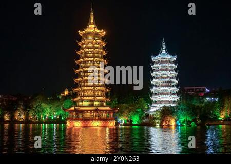 Pagodes du soleil et de la lune sur le lac Shan, Guilin, Chine Banque D'Images