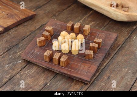 Un jeu de société Viking appelé Tafl, comprenant une planche de bois et des pièces en bois et en os. Banque D'Images