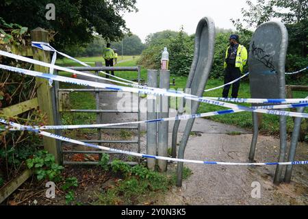 Policiers sur les lieux à Franklin Park, Leicester, où un homme de 80 ans a été agressé dimanche soir et est décédé plus tard à l'hôpital. Des policiers du Leicestershire ont arrêté cinq personnes - un garçon et une fille âgés de 14 ans et un garçon et deux filles âgés de 12 ans - soupçonnées de meurtre. Date de la photo : mardi 3 septembre 2024. Banque D'Images