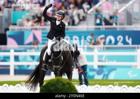 L'autrichienne Julia Sciancalepore chevauchant Heinrich IV Waves lors de l'épreuve individuelle - Grade I au Château de Versailles le sixième jour des Jeux paralympiques d'été de Paris 2024. Date de la photo : mardi 3 septembre 2024. Banque D'Images