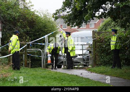 Policiers sur les lieux à Franklin Park, Leicester, où un homme de 80 ans a été agressé dimanche soir et est décédé plus tard à l'hôpital. Des policiers du Leicestershire ont arrêté cinq personnes - un garçon et une fille âgés de 14 ans et un garçon et deux filles âgés de 12 ans - soupçonnées de meurtre. Date de la photo : mardi 3 septembre 2024. Banque D'Images