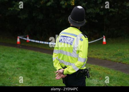 Un policier sur les lieux à Franklin Park, Leicester, où un homme de 80 ans a été agressé dimanche soir et est décédé plus tard à l'hôpital. Des policiers du Leicestershire ont arrêté cinq personnes - un garçon et une fille âgés de 14 ans et un garçon et deux filles âgés de 12 ans - soupçonnées de meurtre. Date de la photo : mardi 3 septembre 2024. Banque D'Images