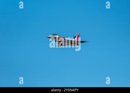 Sarlat-Domme, Dordogne, France - 25 août 2024 : le Rafale Solo Display dans la livrée du 90e anniversaire de l'Armée de l'Air & de l'E. Banque D'Images