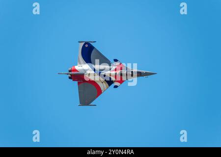 Sarlat-Domme, Dordogne, France - 25 août 2024 : le Rafale Solo Display dans la livrée du 90e anniversaire de l'Armée de l'Air & de l'E. Banque D'Images