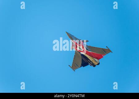 Sarlat-Domme, Dordogne, France - 25 août 2024 : le Rafale Solo Display dans la livrée du 90e anniversaire de l'Armée de l'Air & de l'E. Banque D'Images