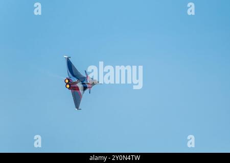 Sarlat-Domme, Dordogne, France - 25 août 2024 : le Rafale Solo Display dans la livrée du 90e anniversaire de l'Armée de l'Air & de l'E. Banque D'Images