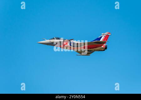 Sarlat-Domme, Dordogne, France - 25 août 2024 : le Rafale Solo Display dans la livrée du 90e anniversaire de l'Armée de l'Air & de l'E. Banque D'Images