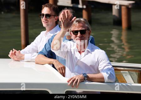 Drew Starkey, Luca Guadagnino und Daniel Craig BEI der Ankunft am Pier des Palazzo del Cinema auf der Biennale di Venezia 2024 / 81. Internationale Filmfestspiele von Venedig. Venedig, *** Drew Starkey, Luca Guadagnino et Daniel Craig arrivant à l'embarcadère du Palazzo del Cinema à la Biennale di Venezia 2024 81 Festival International du film de Venise, Foto:xD.xBedrosianx/xFuturexImagex craig 4935 Banque D'Images