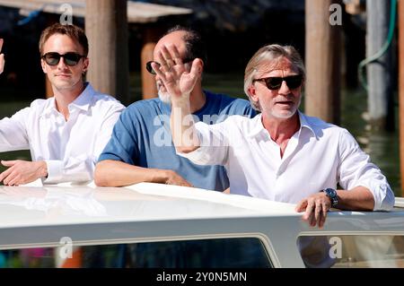 Drew Starkey, Luca Guadagnino und Daniel Craig BEI der Ankunft am Pier des Palazzo del Cinema auf der Biennale di Venezia 2024 / 81. Internationale Filmfestspiele von Venedig. Venedig, *** Drew Starkey, Luca Guadagnino et Daniel Craig arrivant à l'embarcadère du Palazzo del Cinema à la Biennale di Venezia 2024 81 Festival International du film de Venise, Foto:xD.xBedrosianx/xFuturexImagex craig 4932 Banque D'Images