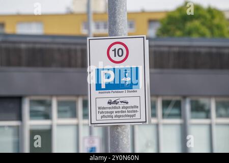 Verkehrsschild, Parken, Höchstgeschwindigkeit 10 km/h, maximale Parkdauer 2 Stunden, Parkscheibe erforderlich, Warnhinweis, kostenpflichtiges Abschleppen BEI Verstoß, Städtische Umgebung, Parkregeln, Verkehrssicherheit, öffentliche Parkfläche, Regelverstöße, Parken überwacht, Verkehrsregulierung, Parkzeitbegrenzung, Parkzone, Parkplatzkennzeichnung, Verkehrssicherheitshinweis, abschleppen, Kurzzeitparken, Parkverbot BEI Missachtung, Verkehrsordnung. *** Panneau de signalisation, stationnement, vitesse maximale 10 km h, temps de stationnement maximal 2 heures, disque de stationnement requis, avertissement, remorquage payant en cas de Banque D'Images