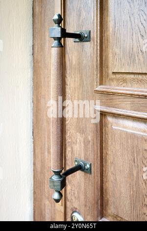 Porte en bois avec des éléments forgés Focus sélectif sur la vieille porte en bois brun avec copyspace, plan vertical. Banque D'Images