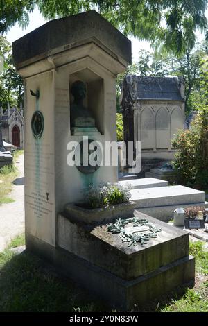 27 août 2024, Paris, FRA : 20240827 - Tombeau du docteur Camille Raspail au cimetière Montparnasse à Paris, France. Raspail sert comme commandant des forts du sud pendant le siège de Paris en 1870-71. Un médaillon commémoratif montrant sa femme Sophie orne le tombeau. (Crédit image : © Chuck Myers/ZUMA Press Wire) USAGE ÉDITORIAL SEULEMENT! Non destiné à UN USAGE commercial ! Banque D'Images