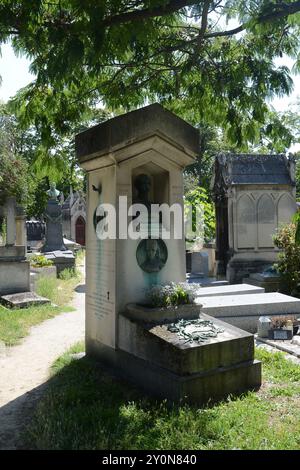 27 août 2024, Paris, FRA : 20240827 - Tombeau du docteur Camille Raspail au cimetière Montparnasse à Paris, France. Raspail sert comme commandant des forts du sud pendant le siège de Paris en 1870-71. Un médaillon commémoratif montrant sa femme Sophie orne le tombeau. (Crédit image : © Chuck Myers/ZUMA Press Wire) USAGE ÉDITORIAL SEULEMENT! Non destiné à UN USAGE commercial ! Banque D'Images