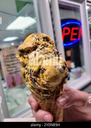 Gros plan sur Chocolate Swirl Ice Cream Cone au Nighttime Ice Cream Shop Banque D'Images