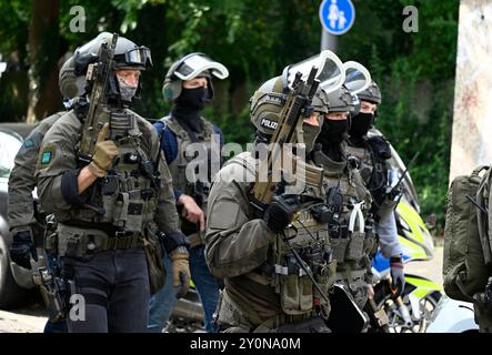 Wuppertal, Allemagne. 03 septembre 2024. Des policiers équipés d'équipements spéciaux sécurisent la zone autour de l'agence pour l'emploi. Une importante opération policière est en cours autour de l’agence pour l’emploi de Wuppertal. Des forces accrues et au moins un hélicoptère sont déployés, a indiqué un porte-parole de la police. Crédit : Roberto Pfeil/dpa/Alamy Live News Banque D'Images