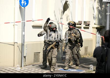 Wuppertal, Allemagne. 03 septembre 2024. Des policiers équipés d'équipements spéciaux sécurisent la zone autour de l'agence pour l'emploi. Une importante opération policière est en cours autour de l’agence pour l’emploi de Wuppertal. Des forces accrues et au moins un hélicoptère sont déployés, a indiqué un porte-parole de la police. Crédit : Roberto Pfeil/dpa/Alamy Live News Banque D'Images