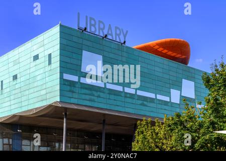 La bibliothèque Peckham conçue par Alsop et Stormer a remporté le prix Stirling d'architecture en 2000. 2 étages sont en porte-à-faux créant le royaume public ci-dessous. Banque D'Images