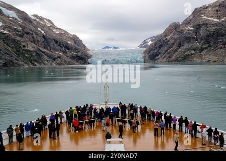 Le navire de croisière Fred Olsen, MS Bolette, se retrouve face à face avec un énorme glacier dans le détroit de Prince Christian, au Groenland Banque D'Images