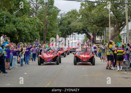 NOUVELLE-ORLÉANS, LOUISIANE, États-Unis - 11 FÉVRIER 2024 : les buggys Red Dune ouvrent la voie à travers la foule sur Magazine Street dans la parade de mardi gras Krewe of Thoth Banque D'Images