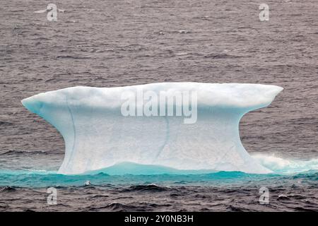 belles stries bleues de glace sur un petit iceberg près de nanortalik, groenland Banque D'Images