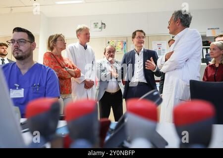 03 septembre 2024, Hambourg : Karl Lauterbach (SPD, 3ème à partir de la droite), ministre fédéral de la santé, en conversation avec Stefan Stodieck (2ème à partir de la droite), médecin en chef de la clinique de neurologie et d'épileptologie de l'Hôpital évangélique d'Alsterdorf (EKA), Melanie Schlotzhauer (SPD, 2ème à partir de la gauche), sénatrice du travail, santé, affaires sociales, famille et intégration à Hambourg, Berthold Voges (3e à partir de la gauche), médecin principal Eka, et Michael Schmitz, Directeur général EKA.from à partir), sénateur pour le travail, la santé, les affaires sociales, la famille et l'intégration à Hambourg, Berthold Voges (3e à partir de la gauche), Sen Banque D'Images