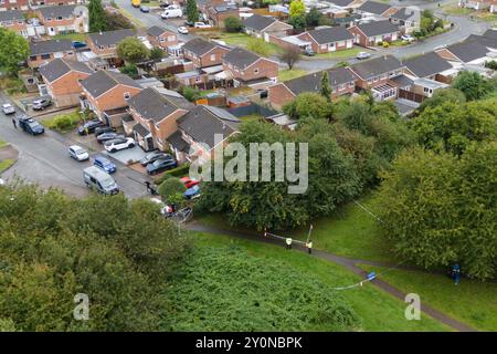 Policiers sur les lieux à Franklin Park, Leicester, où un homme de 80 ans a été agressé dimanche soir et est décédé plus tard à l'hôpital. Des policiers du Leicestershire ont arrêté cinq personnes - un garçon et une fille âgés de 14 ans et un garçon et deux filles âgés de 12 ans - soupçonnées de meurtre. Date de la photo : mardi 3 septembre 2024. Banque D'Images