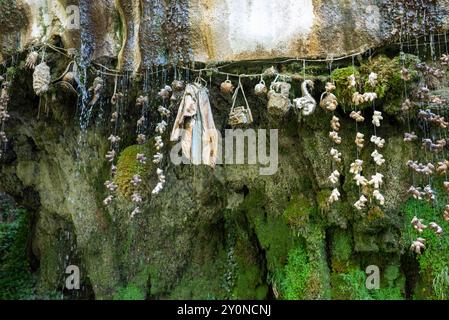 Objet pétrifié suspendu dans une cascade riche en calcium et se transformant en pierre, Mother Shipton's Cave, attraction touristique à Knaresborough, North Yorkshire Banque D'Images