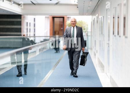 Munich, Allemagne. 03 septembre 2024. Joachim Herrmann (CSU), ministre de l'intérieur de Bavière, arrive pour une réunion de cabinet à la Chancellerie d'État de Bavière à Munich (Bavière) le 3 septembre 2024. Crédit : Matthias Balk/dpa/Alamy Live News Banque D'Images