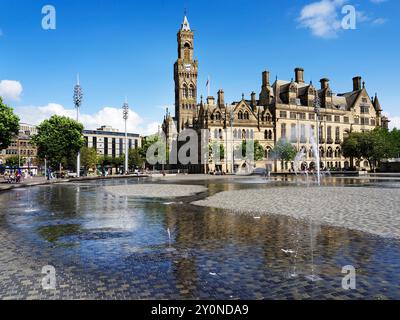 Hôtel de ville de Bradford depuis les fontaines du City Park Bradford West Yorkshire Angleterre Banque D'Images