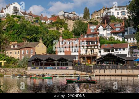 Les gens dans des bateaux à rames sur la rivière Nidd, Knaresborough, North Yorkshire en été Banque D'Images