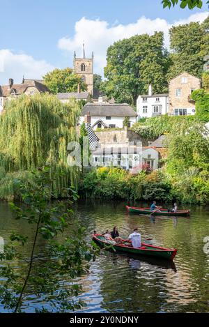 Les gens dans des bateaux à rames sur la rivière Nidd, Knaresborough, North Yorkshire en été Banque D'Images