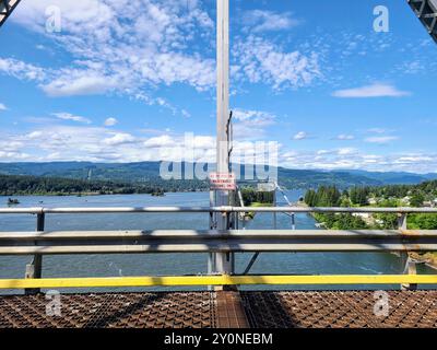 Pont au-dessus de la rivière sereine dans le paysage luxuriant de l'Oregon à hauteur des yeux Banque D'Images