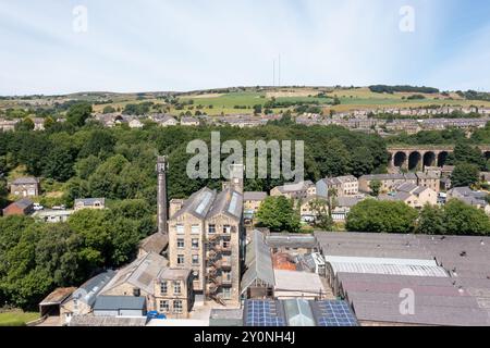 Photo aérienne de la ville historique de Huddersfield, dans le Yorkshire, au Royaume-Uni, montrant les lotissements résidentiels à côté des factori historiques victoriens Banque D'Images