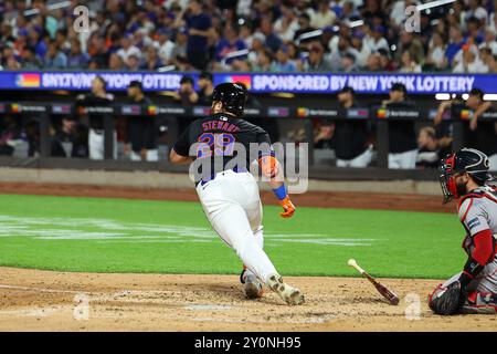 New York mets DJ Stewart #29 singles lors de la quatrième manche du match de baseball contre les Red Sox de Boston au Citi Field à Corona, New York, lundi 2 septembre 2024. (Photo : Gordon Donovan) Banque D'Images