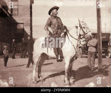 Profil ouest Buffalo Bill Cody à cheval c 1914 Banque D'Images