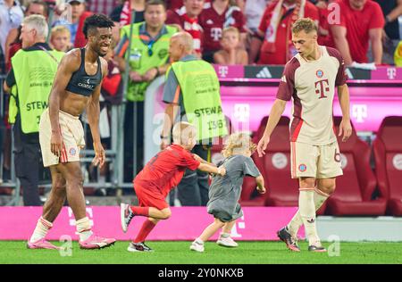Joshua KIMMICH, FCB 6 avec ses enfants et Kingsley Coman, FCB 11 après le match FC BAYERN MUENCHEN - SC FREIBURG 2-0 le 1 septembre 2024 à Munich, Allemagne. Saison 2024/2025, 1.Bundesliga, FCB, Muenchen, journée 2, 2.Spieltag photographe : ddp images/STAR-images - LA RÉGLEMENTATION DFL INTERDIT TOUTE UTILISATION DE PHOTOGRAPHIES comme SÉQUENCES D'IMAGES et/ou QUASI-VIDÉO - crédit : ddp Media GmbH/Alamy Live News Banque D'Images