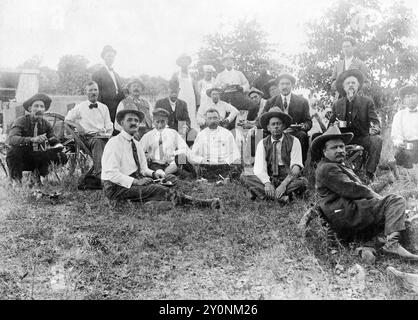 William F. 'Buffalo Bill' Cody, Gordon W. 'Pawnee Bill' Lillie et leurs compagnons se réunissent pour un repas, vers 1912 Banque D'Images