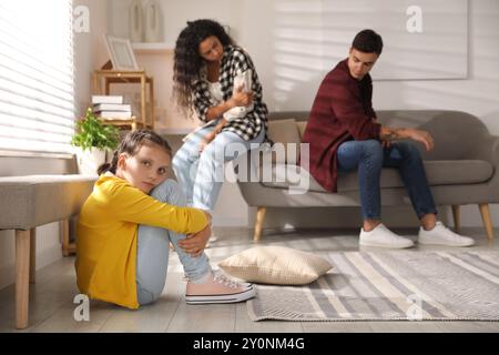 Concept de divorce. Couple triste à la maison, concentrez-vous sur leur fille malheureuse Banque D'Images