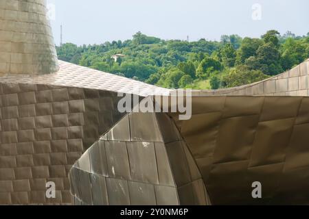 Extérieur du musée d'art Guggenhiem carrelé de titane par l'architecte Frank Gehry Bilbao pays Basque Euskadi Espagne Banque D'Images