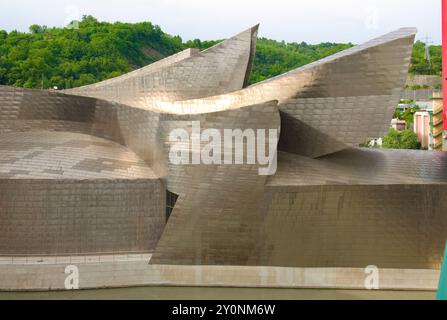 Extérieur du musée d'art Guggenhiem carrelé de titane par l'architecte Frank Gehry Bilbao pays Basque Euskadi Espagne Banque D'Images