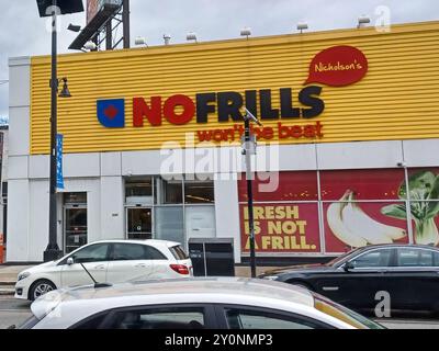 Toronto, ON, Canada - 10 octobre 2023 : No Frills est une chaîne canadienne de supermarchés à prix réduits, propriété des compagnies Loblaw limitée Banque D'Images