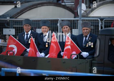 Izmir, Turquie - août 30 2024 : pendant les célébrations du jour de la victoire, les vétérans chypriotes participent à la parade avec des drapeaux turcs au dos de A. Banque D'Images