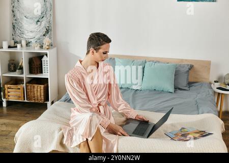 Un drag queen captivant immergé dans l'art numérique dans une chambre confortable. Banque D'Images