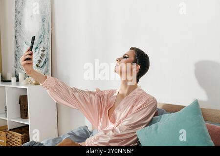 Drag Queen prend un selfie élégant, mettant en valeur la beauté vibrante dans un espace serein. Banque D'Images