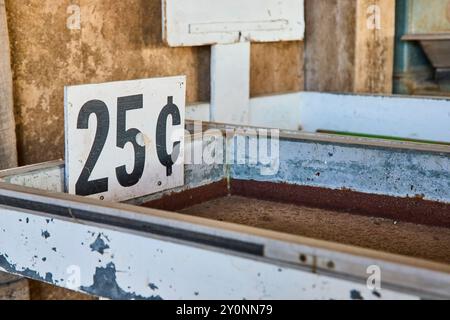 Vintage 25 cent signe sur plateau en métal rustique gros plan Banque D'Images