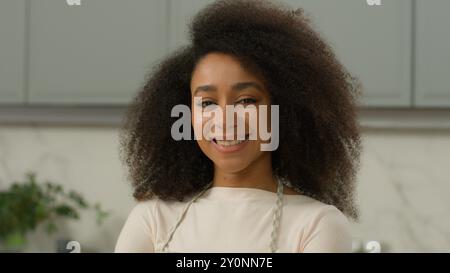 Portrait afro-américaine femme ethnique fille biraciale femme chef cuisinier boulanger mère femme au foyer propriétaire femme souriant posant dans la cuisine moderne à la maison Banque D'Images