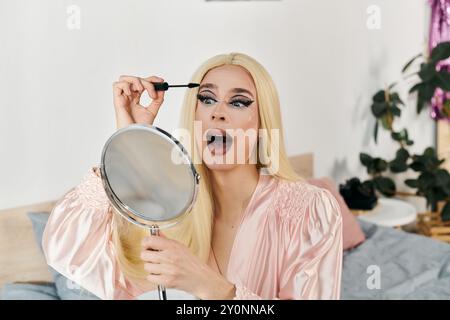 Drag Queen perfectionnant joyeusement son maquillage dans un intérieur élégant. Banque D'Images