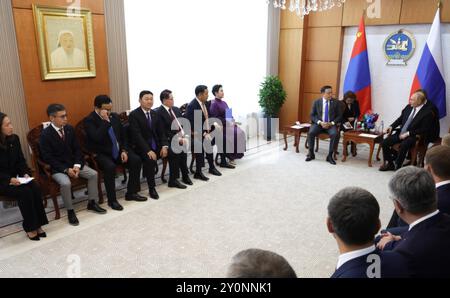 Oulan-Bator, Mongolie. 03 septembre 2024. Le président russe Vladimir Poutine, à droite, et le président mongol Ukhnaagiin Khurelsukh, à gauche, discutent lors d'une réunion bilatérale au Palais du gouvernement, le 3 septembre 2024 à Oulan-Bator, Mongolie. Crédit : Vyacheslav Prokofyev/Kremlin Pool/Alamy Live News Banque D'Images