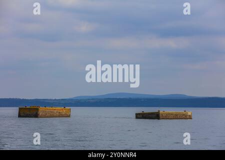 zwei von der deutschen Marine im zweiter Weltkrieg in der Bucht Rade de Brest vor der Halbinsel Plougastel-Daoulas gebauten Dalben, an denen das Schlachtschiff Bismarck anlegen sollte, hinten Crozon-Halbinsel mit menez Hom, Departement Finistère Penn-Ar-Bed, Region Bretagne Breizh, Frankreich *** deux dauphins construits par la marine allemande Bismarck Finistère Penn Ar Bed Department, Bretagne Breizh region, France Banque D'Images